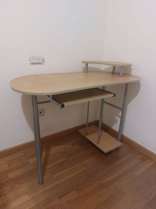 Escritorio de madera con soporte para pantalla