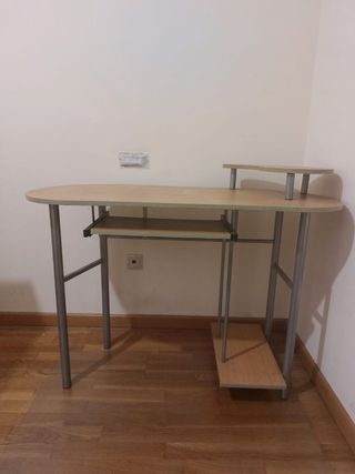 Escritorio de madera con soporte para pantalla