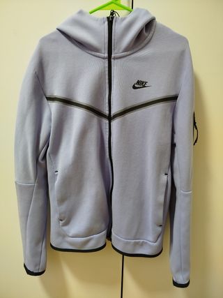 Sudadera Nike Tech Fleece, talla M. Color lila.