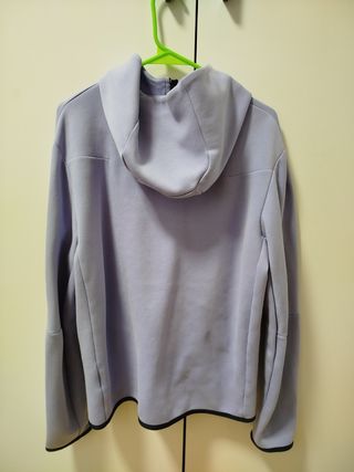 Sudadera Nike Tech Fleece, talla M. Color lila.