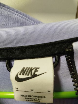 Sudadera Nike Tech Fleece, talla M. Color lila.