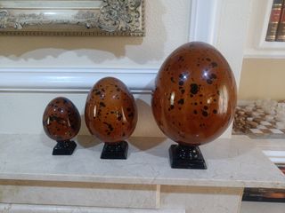 Collezione di tre uova in ceramica degli anni '80.