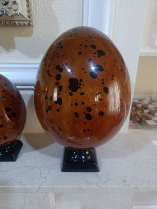 Collezione di tre uova in ceramica degli anni '80.