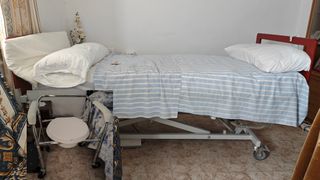 Cama articulada antiescaras con barreras y mando