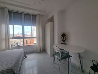 Habitación amueblada en piso compartido