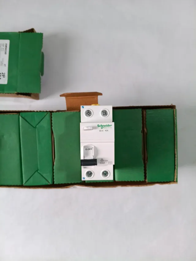 6x Diferenciales Schneider A9R60240 40A