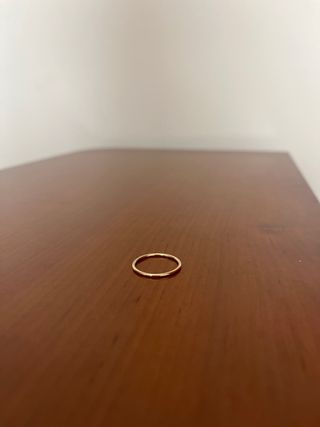 Anillo dorado hecho en un 90% de acero