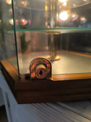 Vitrina italiana antigua giratoria con luz