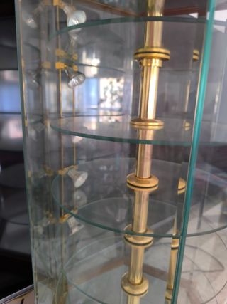 Vitrina italiana antigua giratoria con luz