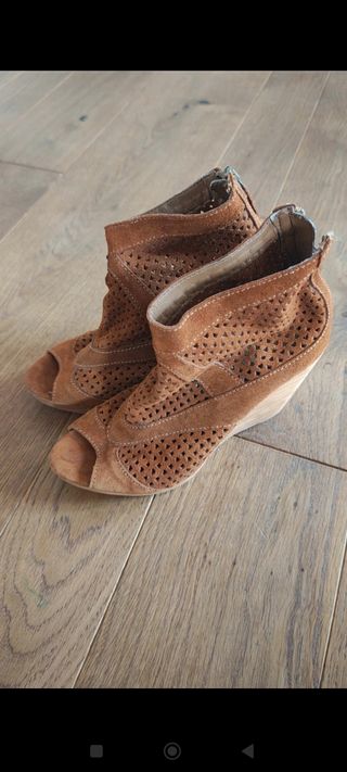 Stivaletti zeppa scamosciati marroni