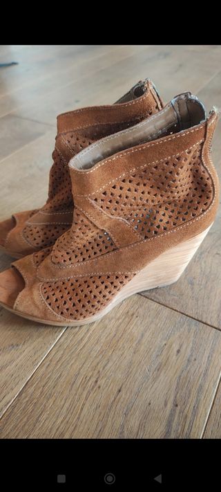 Stivaletti zeppa scamosciati marroni