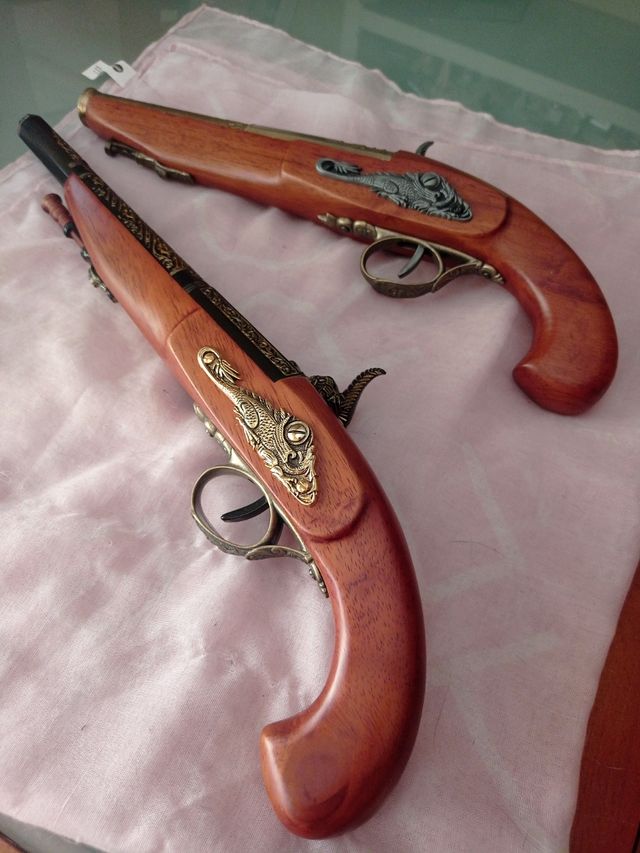 2 Pistolas antiguas decorativas
