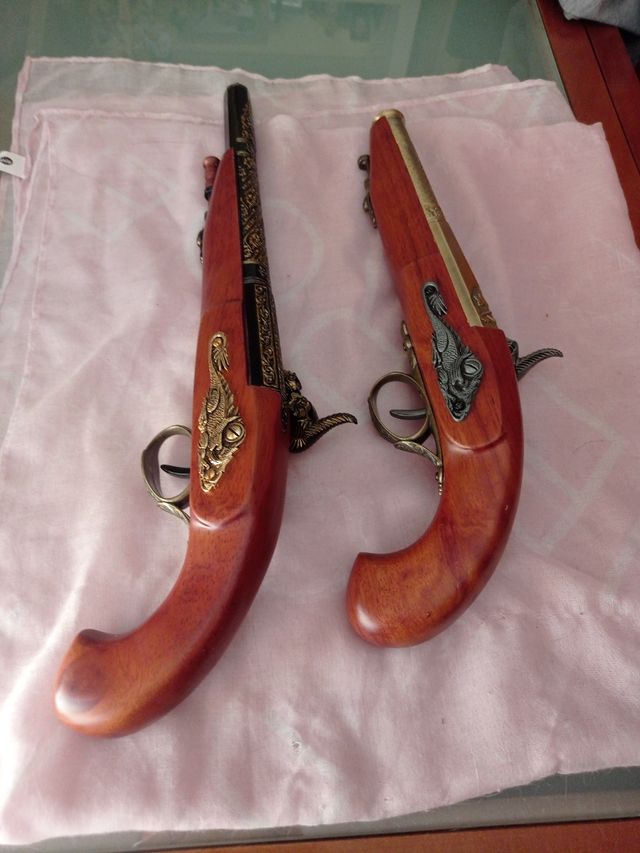 2 Pistolas antiguas decorativas