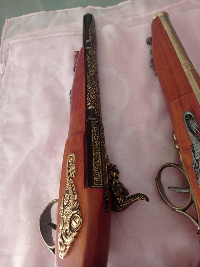 2 Pistolas antiguas decorativas