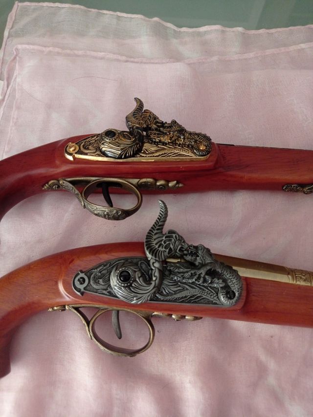 2 Pistolas antiguas decorativas