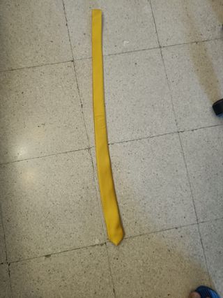 Corbata Amarilla nueva, no tiene ningún uso.