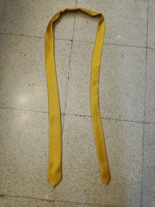 Corbata Amarilla nueva, no tiene ningún uso.