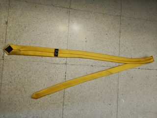 Corbata Amarilla nueva, no tiene ningún uso.