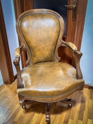 Sillón giratorio de escritorio tapizado en cuero 