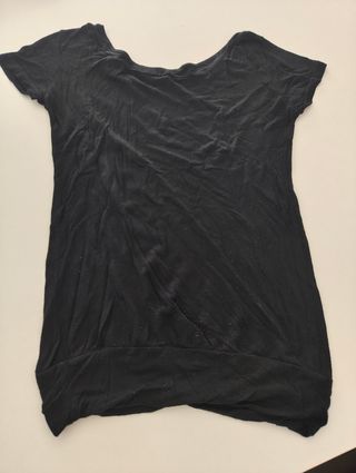 2 Camisetas negras y un vestido estampadas