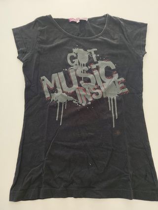 2 Camisetas negras y un vestido estampadas