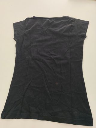 2 Camisetas negras y un vestido estampadas