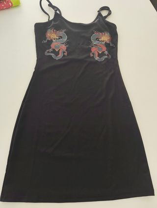 2 Camisetas negras y un vestido estampadas