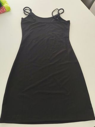 2 Camisetas negras y un vestido estampadas