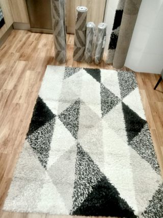 Alfombras grises y blancas