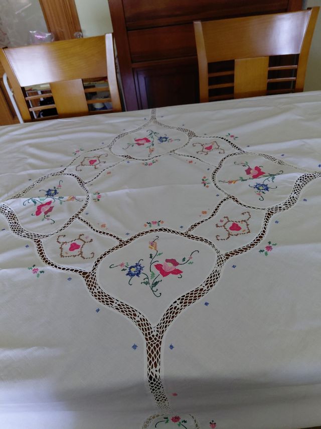 Mantel antiguo bordado a mano y ocho servilletas.
