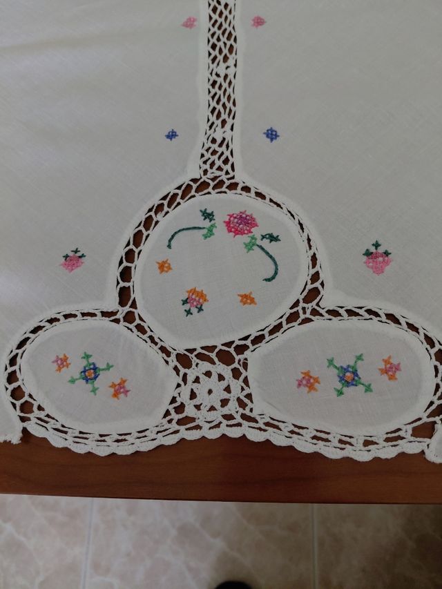 Mantel antiguo bordado a mano y ocho servilletas.