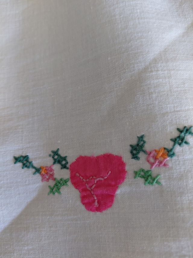 Mantel antiguo bordado a mano y ocho servilletas.