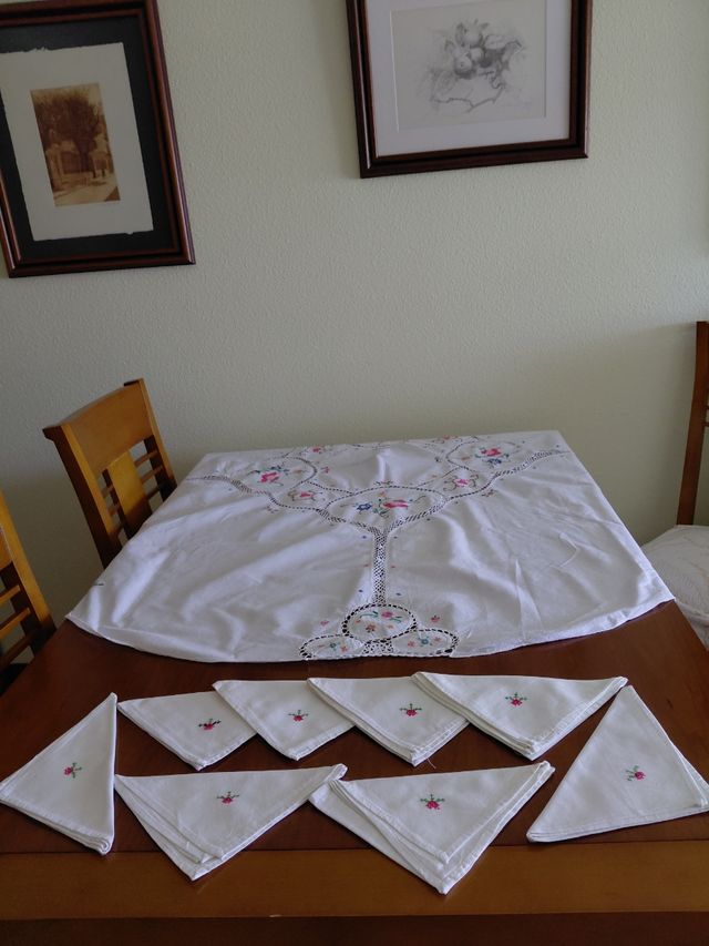 Mantel antiguo bordado a mano y ocho servilletas.