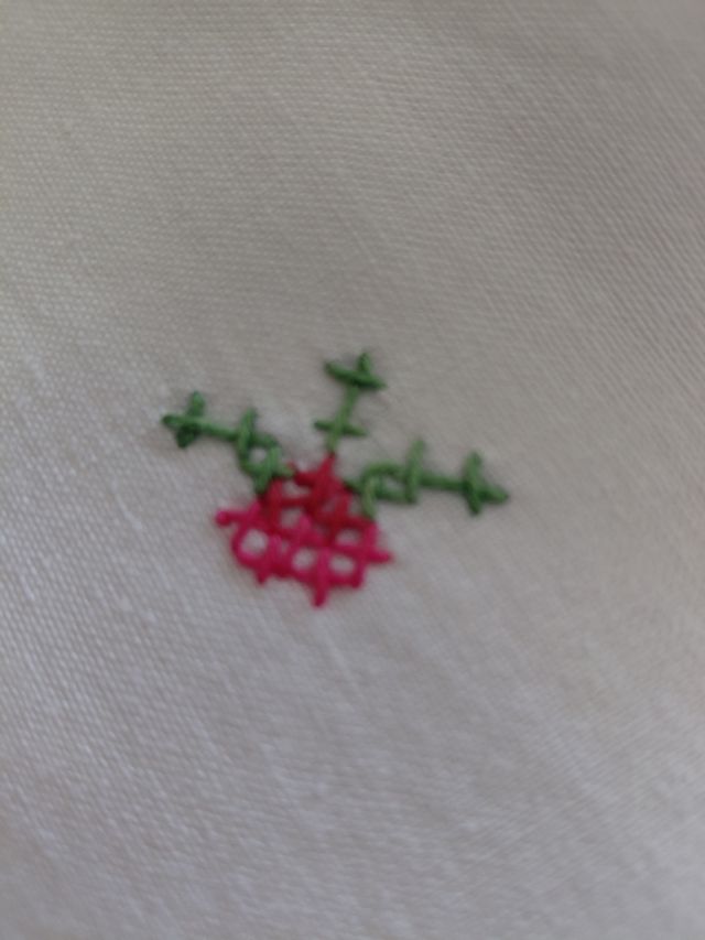 Mantel antiguo bordado a mano y ocho servilletas.