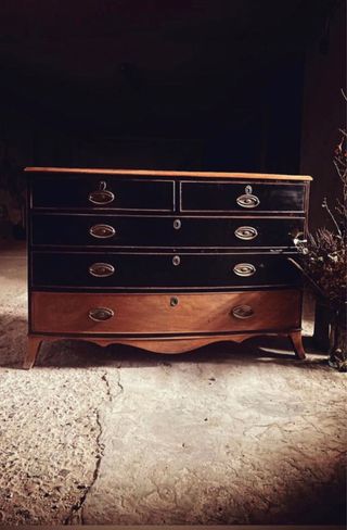 Cassettiera inglese del XVIII secolo, credenza.