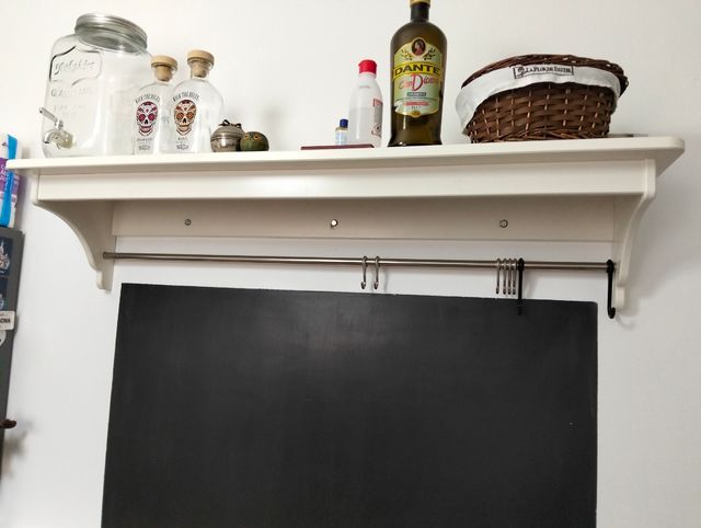 Estantería blanca con barra
