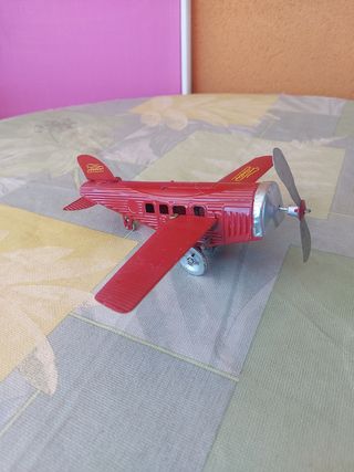Aereo antico in latta rossa