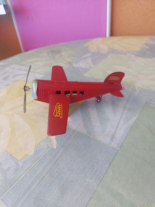 Aereo antico in latta rossa