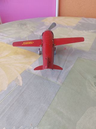 Aereo antico in latta rossa