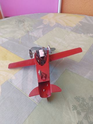 Aereo antico in latta rossa