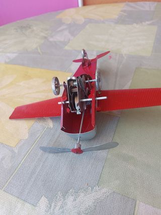 Aereo antico in latta rossa