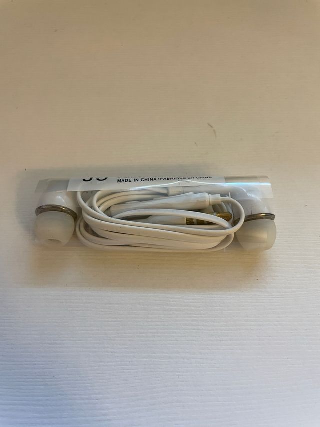 Auriculares de cable blancos con recambios