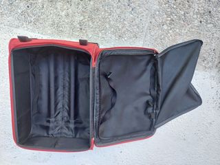 Maleta cabina Samsonite roja de amplia capacidad.