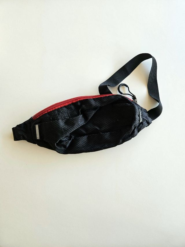 Riñonera negra ligera cremallera roja