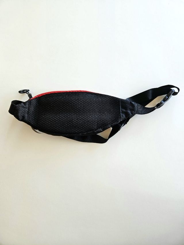 Riñonera negra ligera cremallera roja