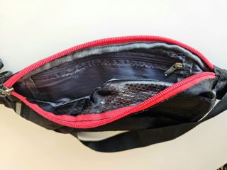 Riñonera negra ligera cremallera roja