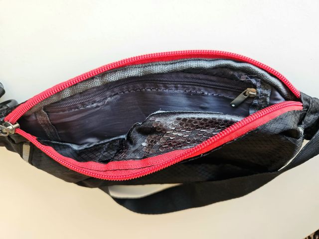 Riñonera negra ligera cremallera roja