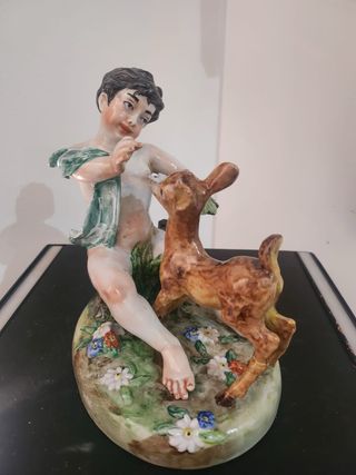 Figura porcelana esmaltada niño ciervo