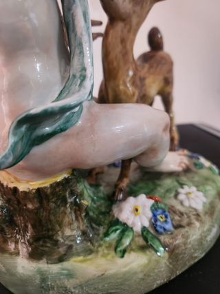 Figura porcelana esmaltada niño ciervo