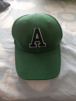 Gorra verde con letra A